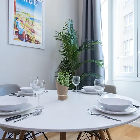 Brand New 1 Bdr Place Du Pin Lägenhet
