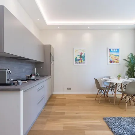 Brand New 1 Bdr Place Du Pin Lägenhet *