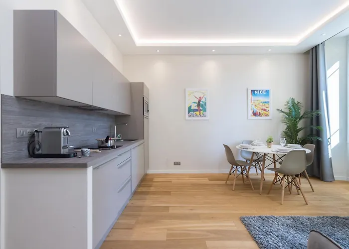 Brand New 1 Bdr Place Du Pin דירה *