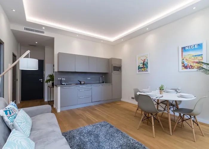 Brand New 1 Bdr Place Du Pin דירה