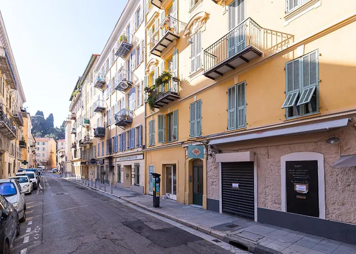 Brand New 1 Bdr Place Du Pin דירה *
